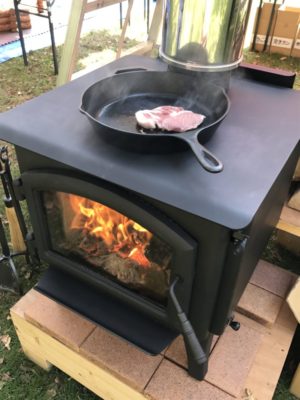 薪ストーブでステーキ