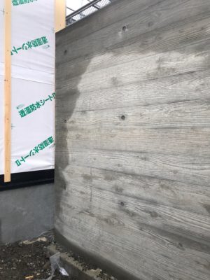 杉板模様のコンクリート塀